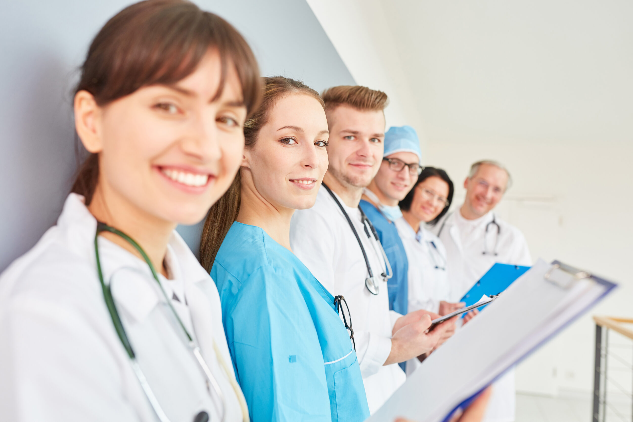 Gruppe Ärzte in der Ausbildung im Team